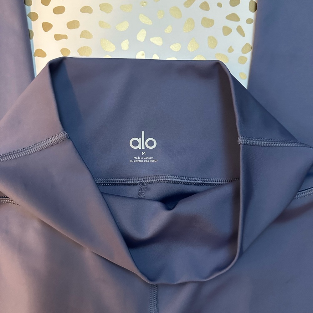 Alo Leggings - Picture 2 of 4